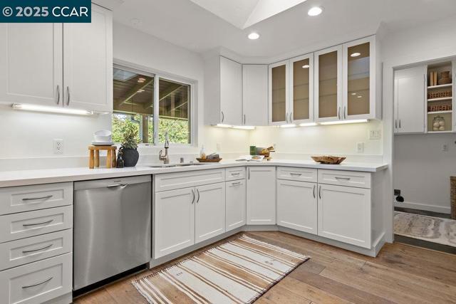 1071 Serrano Ct, Lafayette CA: https://media.crmls.org/mediaz/b3c15cd5-8539-4cee-b2dc-e5892b554274.jpg