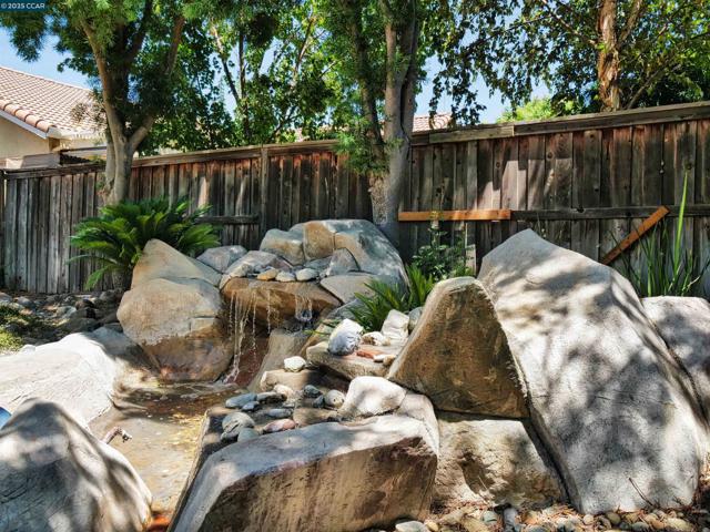 335 Suez Canal Lane, Sacramento CA: https://media.crmls.org/mediaz/b3c1afcd-4cfb-44b8-a220-fd29c08c9cda.jpg