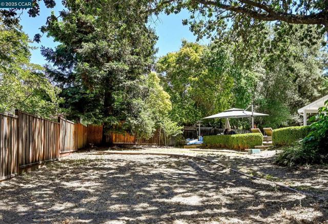 35 Alta Sierra Pl, Alamo CA: https://media.crmls.org/mediaz/b3c23cd2-df2a-4274-b2fa-82a5cefde3c1.jpg