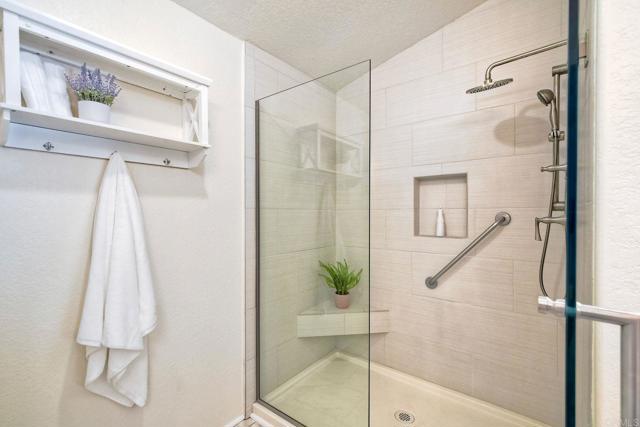 6496 Friendly Place, Carlsbad CA: https://media.crmls.org/mediaz/b3c2a6d3-1edf-443a-89c0-183b28c02759.jpg