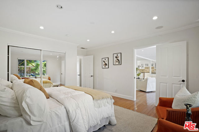 2452 N Altadena Drive, Altadena CA: https://media.crmls.org/mediaz/b3c30b69-5fd7-4476-8e5d-70567db65298.jpg