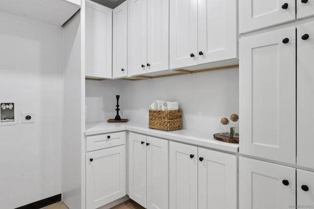 700 Front St, San Diego CA: https://media.crmls.org/mediaz/b3c33612-6d98-479c-8600-67c3688aee8f.jpg