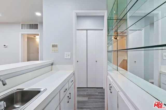 927 N Kings Road, West Hollywood CA: https://media.crmls.org/mediaz/b3c3ffcb-0362-48f3-8882-b8cca779e428.jpg