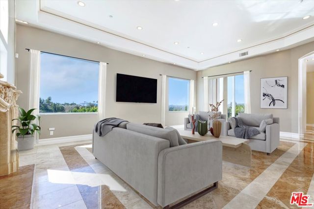 22470 Sueno Road, Woodland Hills CA: https://media.crmls.org/mediaz/b3c42e46-400a-4dcf-9491-fd515bb3d91d.jpg