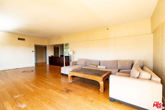 10445 Wilshire Boulevard, Los Angeles CA: https://media.crmls.org/mediaz/b3c43245-acf9-45fb-bc79-8c7adfc973db.jpg