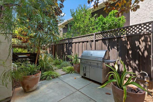 900 Roble Avenue, Menlo Park CA: https://media.crmls.org/mediaz/b3c44b25-9865-44a8-a53f-80581ec8457f.jpg