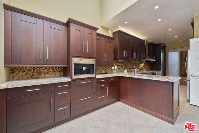 13078 Mindanao Way, Marina del Rey CA: https://media.crmls.org/mediaz/b3c49f81-0d5b-45ee-bf98-4dca915c6a36.jpg