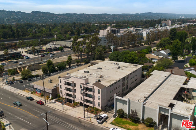 4829 Whitsett Avenue, Valley Village CA: https://media.crmls.org/mediaz/b3c56379-98e5-4572-9e01-1761511e8bf7.jpg