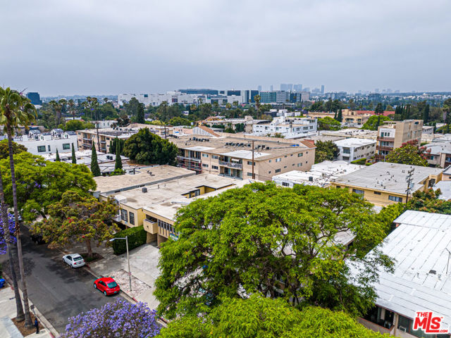553 N Flores Street, West Hollywood CA: https://media.crmls.org/mediaz/b3c5c880-6cbd-430c-96a9-4307e235e1ff.jpg