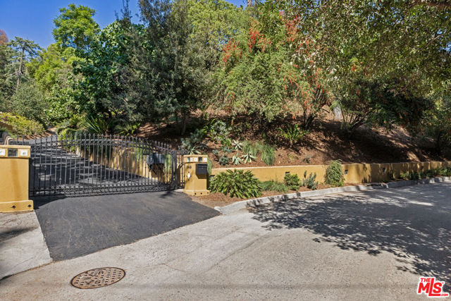 540 Mount Washington Drive, Los Angeles CA: https://media.crmls.org/mediaz/b3c61e7a-bddc-40c0-8725-6d9e313d98f1.jpg