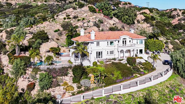 7449 Studio Road, Canoga Park CA: https://media.crmls.org/mediaz/b3c6b2f6-0350-4404-8573-4669b6fba9e9.jpg