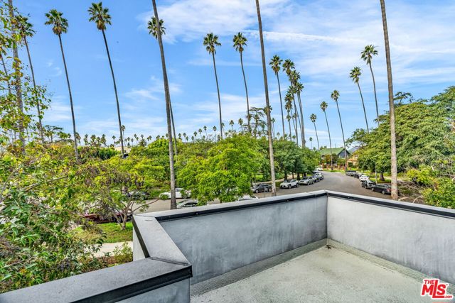 4308 Victoria Park Drive, Los Angeles CA: https://media.crmls.org/mediaz/b3c73742-df05-477b-8ea3-4dbcd9877ed7.jpg