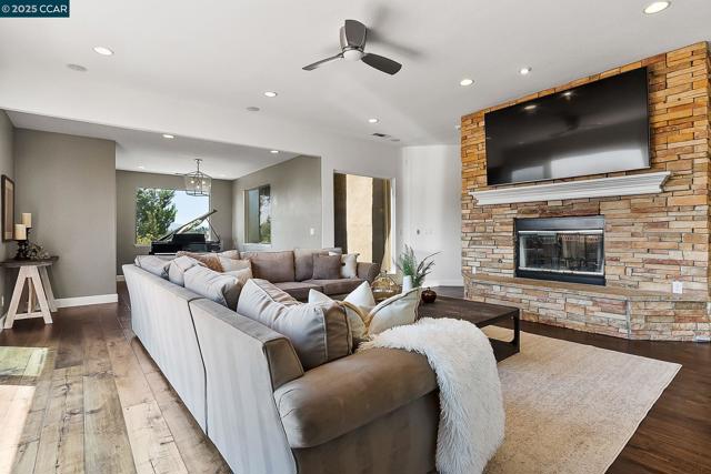 2058 Marazzani Dr, Martinez CA: https://media.crmls.org/mediaz/b3c74ac9-37db-434d-a91d-89a3be0d4941.jpg
