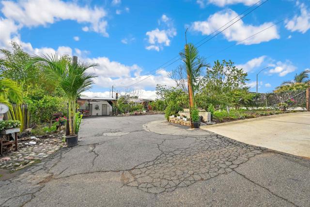 2344 Warmlands Ave, Vista CA: https://media.crmls.org/mediaz/b3c7c03b-f4dc-47bc-a8f7-8bce514625f0.jpg