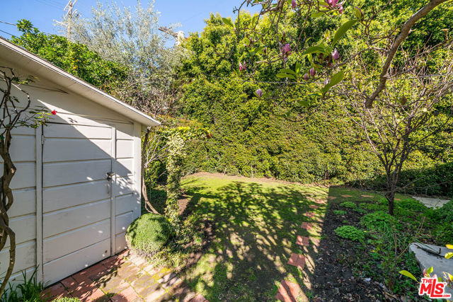 10941 Peach Grove Street, Toluca Lake CA: https://media.crmls.org/mediaz/b3c82ce5-b3ad-4eae-9030-69542444d7c4.jpg