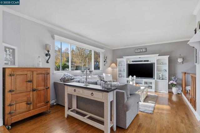 7519 Driftwood Way, Pleasanton CA: https://media.crmls.org/mediaz/b3c90347-69df-449d-9484-4076daede03b.jpg