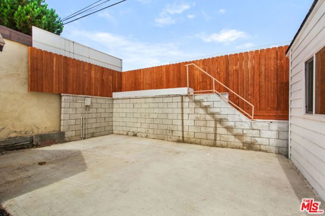 4325 W 58th Place, Los Angeles CA: https://media.crmls.org/mediaz/b3c9e5ac-eb80-4951-824e-6207b2bd83a0.jpg
