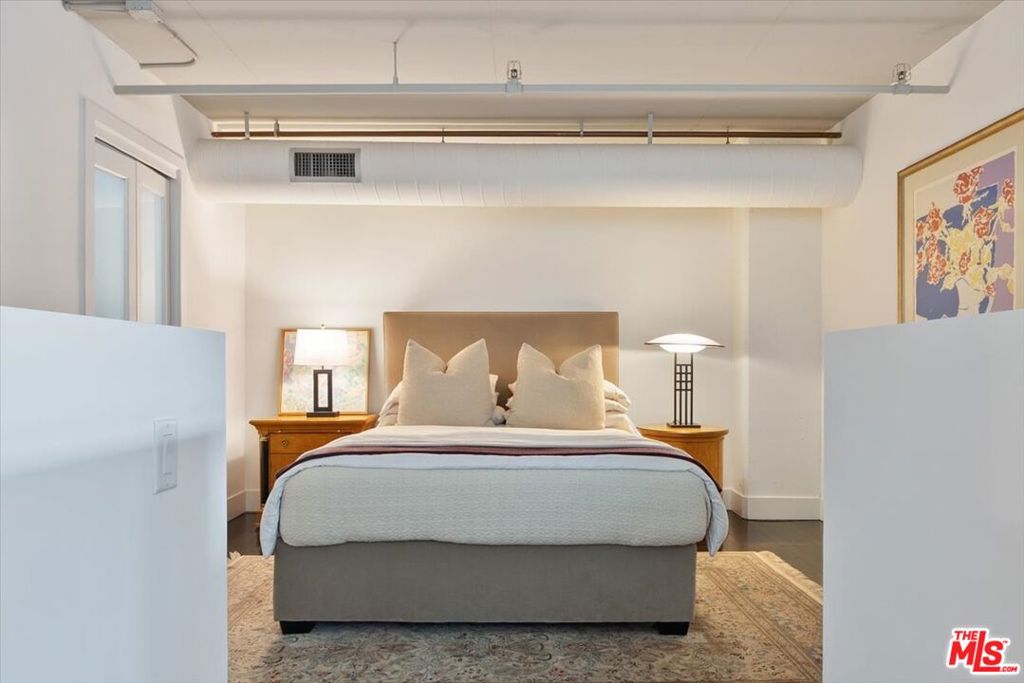 https://media.crmls.org/mediaz/b3cabf55-e98b-49b8-a5fd-b9aa970f9108.jpg?preset=X-Large