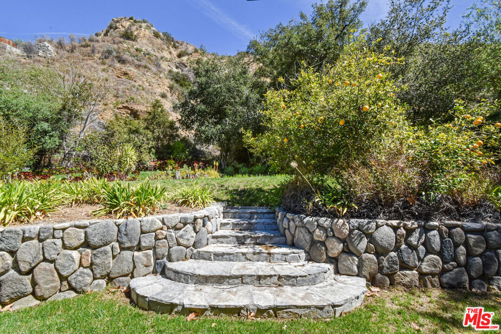 https://media.crmls.org/mediaz/b3cae2e9-11a7-45bf-b6f9-e0f397c6ef07.jpg?preset=X-Large