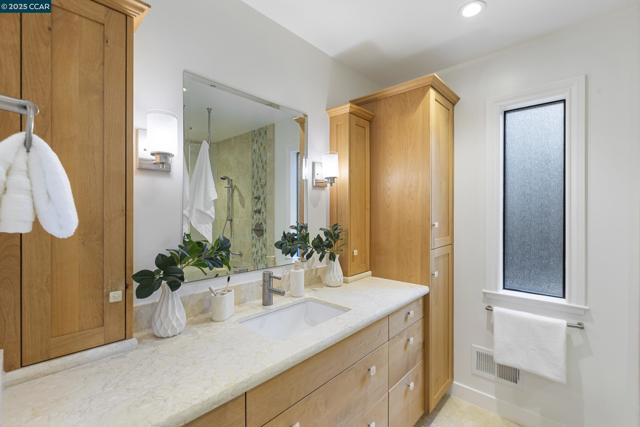 25 Watchwood Ct, Orinda CA: https://media.crmls.org/mediaz/b3cb0b8b-1994-4d2b-ac03-47b14a64971f.jpg