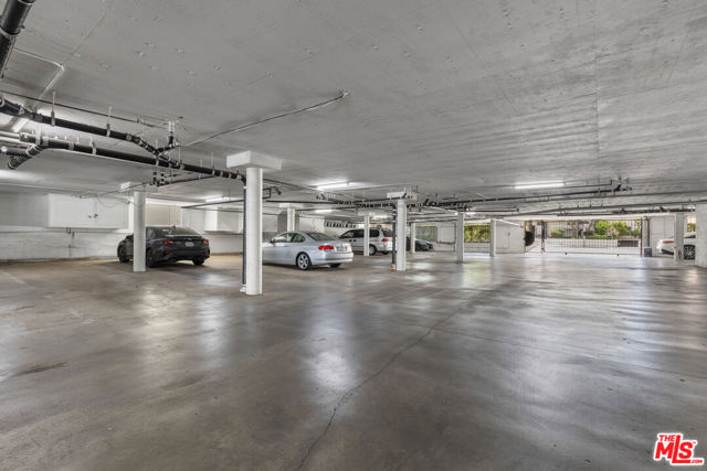 5310 Zelzah Avenue, Encino CA: https://media.crmls.org/mediaz/b3cb7177-7b2d-4e44-9dc2-c6d22ea20334.jpg