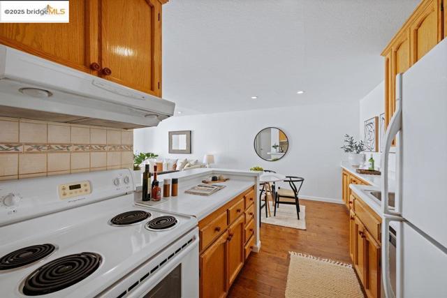 250 Whitmore St, Oakland CA: https://media.crmls.org/mediaz/b3cd1f49-39cf-48d1-83f7-1157cf01c985.jpg