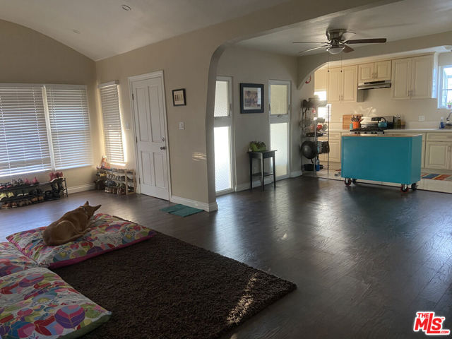 907 E 81st Street, Los Angeles CA: https://media.crmls.org/mediaz/b3cd2743-5795-41d0-b6d1-574963f27246.jpg