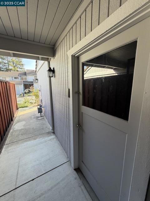 105 Via Cabrera Ln, Martinez CA: https://media.crmls.org/mediaz/b3cd30a1-e0bf-4fd8-a57b-e686829334a5.jpg