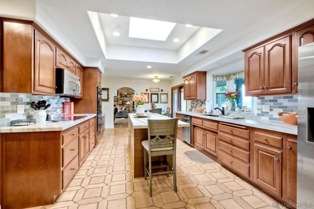 2064 Santa Margarita Dr., Fallbrook CA: https://media.crmls.org/mediaz/b3cde305-3de5-4878-b4ba-bee0ebf38252.jpg