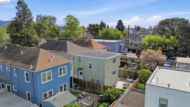 3114 california, Berkeley CA: https://media.crmls.org/mediaz/b3cde358-309b-4c42-90b8-6d07e1f2c178.jpg