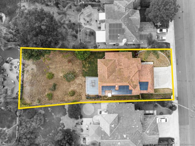 2064 White Birch Dr, Vista CA: https://media.crmls.org/mediaz/b3cde7c9-0804-45b2-9f75-03beb8d97685.jpg