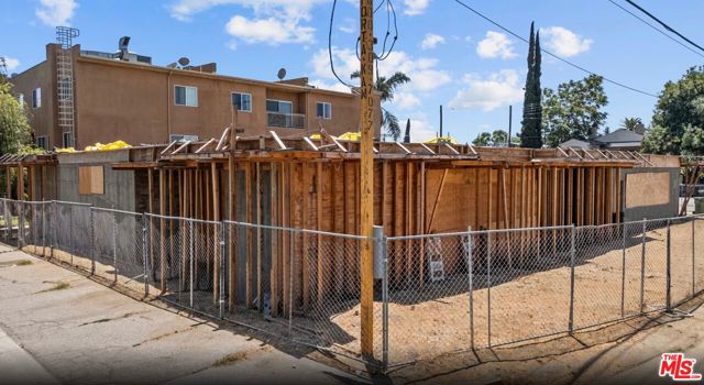 5754 Woodman Avenue, Van Nuys CA: https://media.crmls.org/mediaz/b3ce3bd9-5d69-472e-aac7-505d9c5c2534.jpg