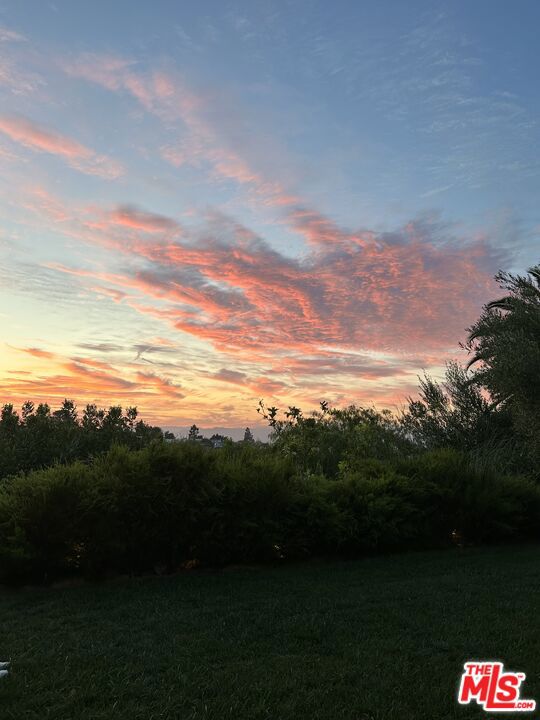https://media.crmls.org/mediaz/b3ce9bcb-c568-4e54-b96c-e69a779aef32.jpg?preset=X-Large