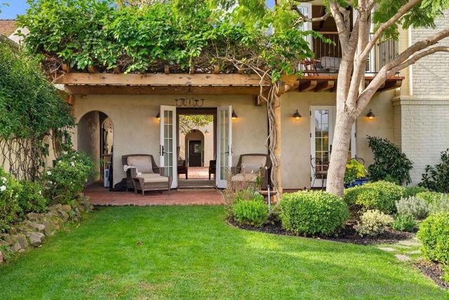 7725 Whitefield Pl, La Jolla CA: https://media.crmls.org/mediaz/b3d0472e-2081-4cfa-9e22-0221125fbc05.jpg