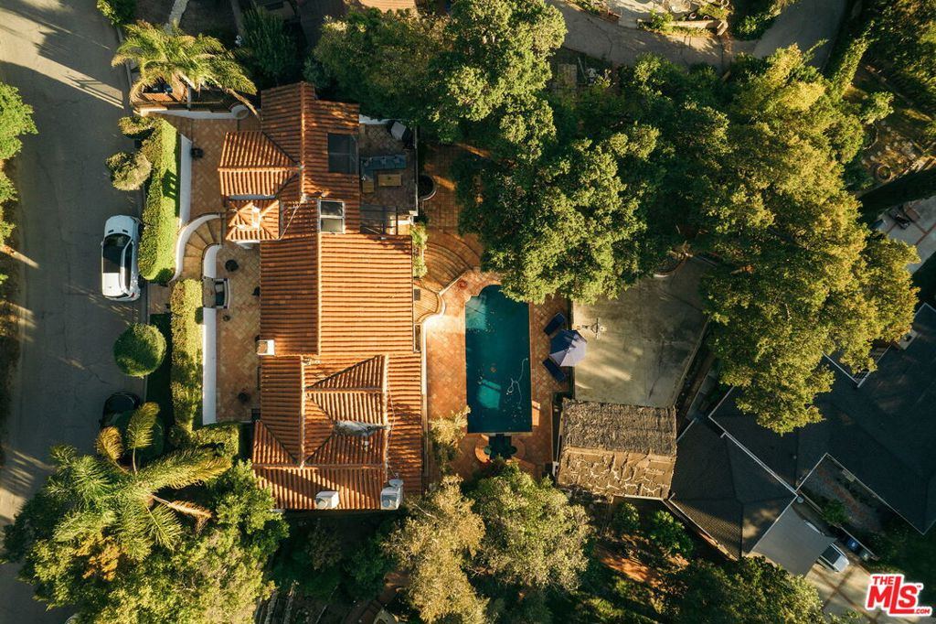 https://media.crmls.org/mediaz/b3d067c9-f06f-46fb-b66f-4d26fb5661b5.jpg?preset=X-Large