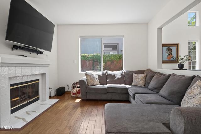 5004 Ladera Vista Drive, Camarillo CA: https://media.crmls.org/mediaz/b3d07184-188d-4327-884d-efd8125bea4c.jpg