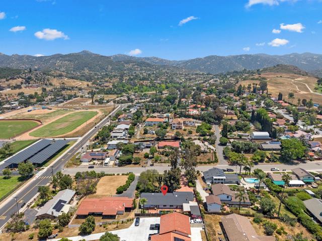 925 Moody Dr, Escondido CA: https://media.crmls.org/mediaz/b3d0a446-ea7e-455b-a83f-2d768408f320.jpg