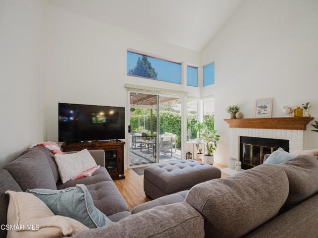 552 Fairfield Road, Simi Valley CA: https://media.crmls.org/mediaz/b3d0b74e-46ef-4558-9bbf-2b42f3df2f75.jpg