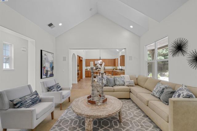 1993 Fairway Oaks Dr, Ripon CA: https://media.crmls.org/mediaz/b3d0c30a-ac98-4aa4-b7e9-7be2fc0b3068.jpg
