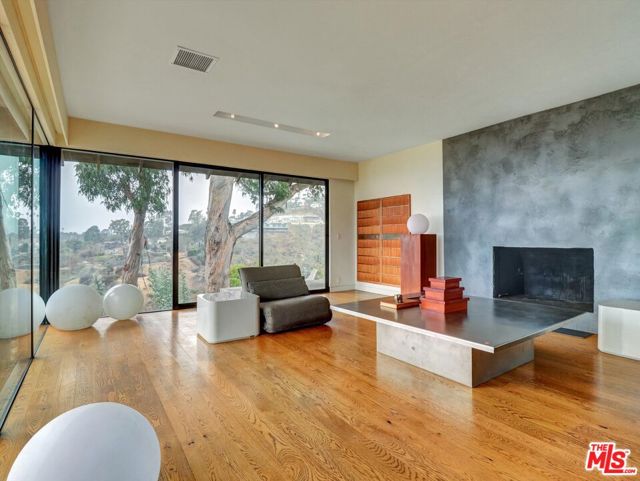 16959 Dulce Ynez Lane, Pacific Palisades CA: https://media.crmls.org/mediaz/b3d125e9-29b5-49dc-8874-41301fe0474b.jpg