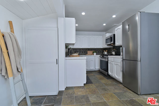 15200 Del Gado Drive, Sherman Oaks CA: https://media.crmls.org/mediaz/b3d1c804-022f-4f74-a834-02aa3c32ca10.jpg