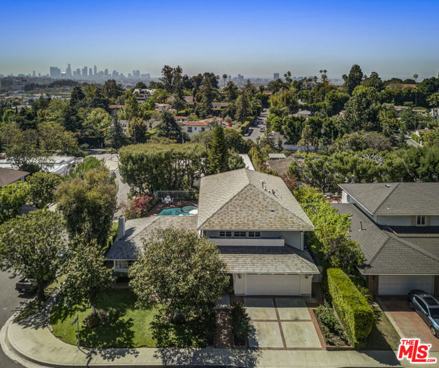 5136 Los Bonitos Way, Los Angeles CA: https://media.crmls.org/mediaz/b3d26a63-e3ac-4423-bb21-2bf690b5c6fb.jpg