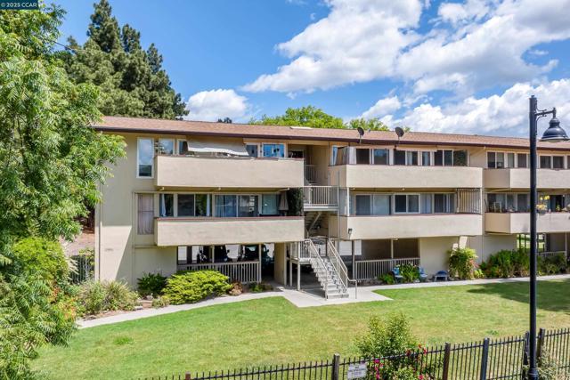 2345 Paloma Ct, Pinole CA: https://media.crmls.org/mediaz/b3d4ed1b-12e3-42ce-afeb-360786e720c8.jpg