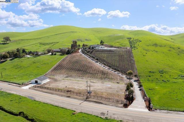 5388 Doolan Rd, Livermore CA: https://media.crmls.org/mediaz/b3d53ab8-2b5a-4bcb-b783-69fac5241fa2.jpg