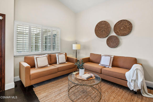 4570 N Vistapark Drive, Moorpark CA: https://media.crmls.org/mediaz/b3d53f87-ce18-4633-9fa4-e83933a93e9f.jpg