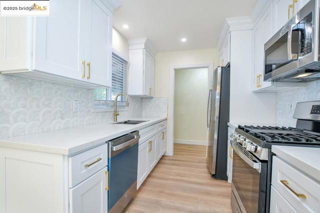 1660 Jenkinson Drive, Concord CA: https://media.crmls.org/mediaz/b3d6f881-21ff-485b-9bd4-80efc7cb4602.jpg