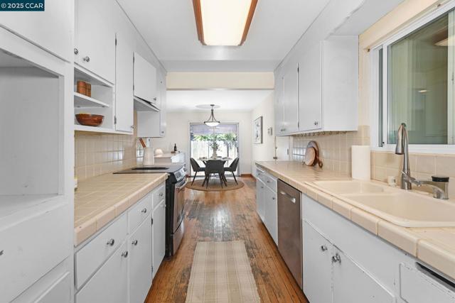 5 Dickenson Dr, Moraga CA: https://media.crmls.org/mediaz/b3d72bd8-88bf-4207-b85d-492d205535c3.jpg