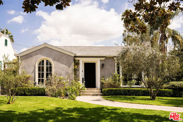162 S Lucerne Boulevard, Los Angeles CA: https://media.crmls.org/mediaz/b3d793b8-fb8d-4419-abe2-5120ec8d4705.jpg
