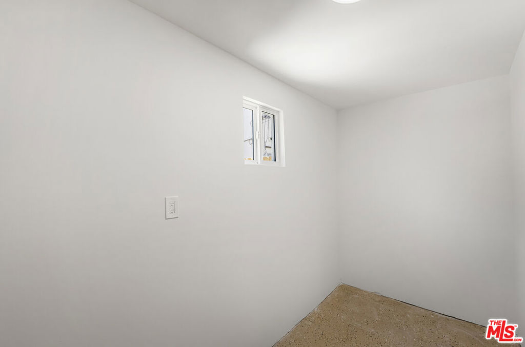https://media.crmls.org/mediaz/b3d7d9ac-aaf0-4e25-9c44-5f997ada484e.jpg?preset=X-Large
