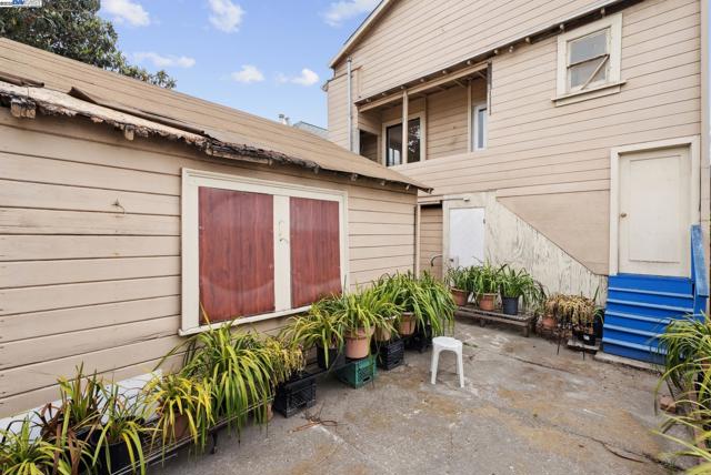 1805 Eagle Ave, Alameda CA: https://media.crmls.org/mediaz/b3d88f51-1b97-4469-982e-c23c04775528.jpg